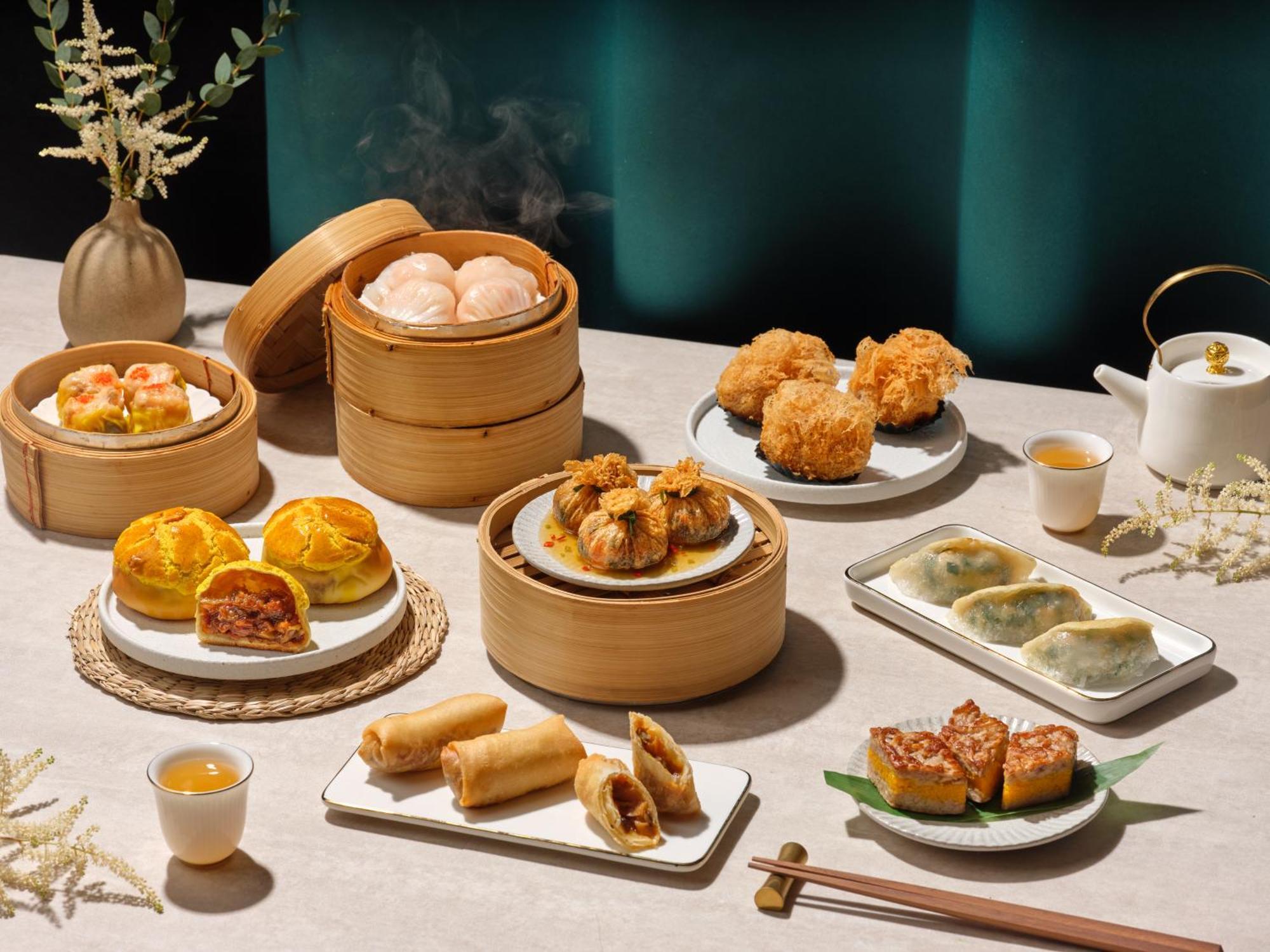 Carlton Hotel Singapore Esterno foto The photo displays a delightful spread of various Asian dim sum dishes. 

1. **Steamed buns** in bamboo steamers, likely filled with ingredients such as pork or chicken.
2. **Fried items** like spring rolls and possibly prawn balls, which are golden 