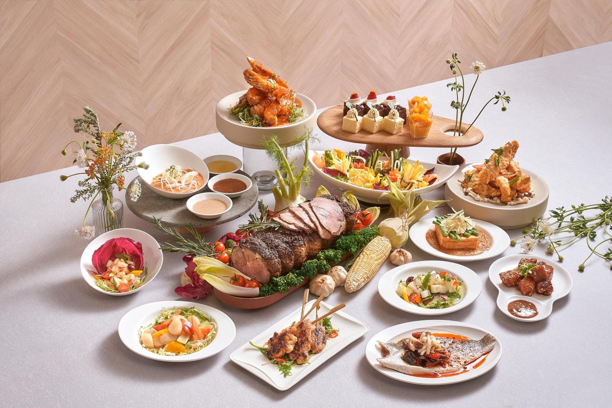 Carlton Hotel Singapore Esterno foto The photo displays an elaborate spread of various dishes on a dining table. In the center, there is a large platter featuring sliced roasted meat, surrounded by decorative greens and corn. Accompanying this are several smaller dishes that include:

1
