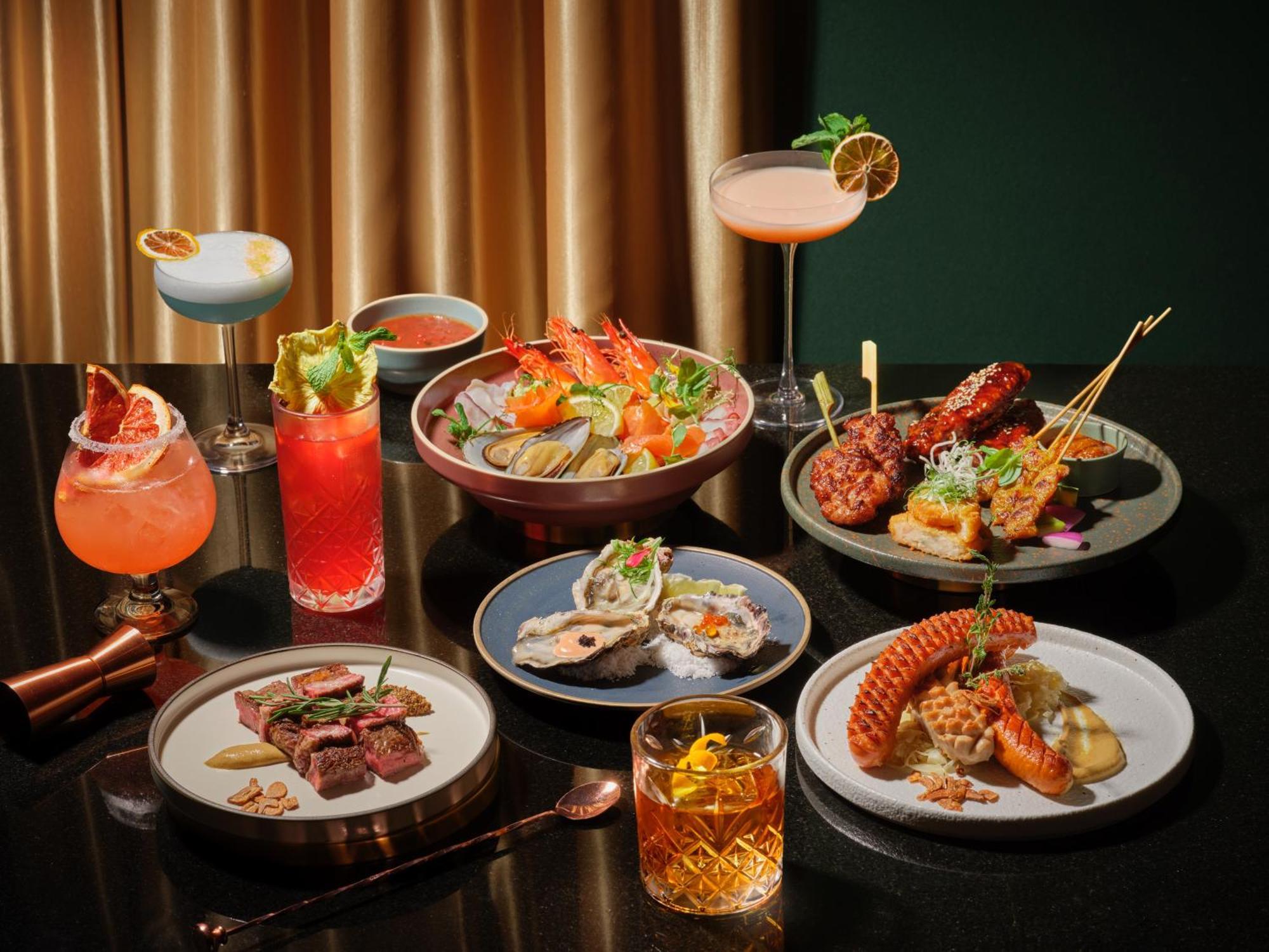 Carlton Hotel Singapore Esterno foto The photo showcases an enticing spread of various dishes and drinks arranged elegantly on a table. 

1. **Food Items**:
   - There are several plates featuring a variety of gourmet dishes, including seafood like lobsters and oysters, alongside meat o